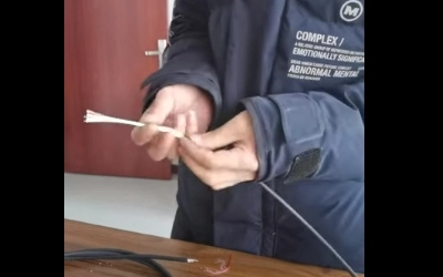 Außendurchmesser 5,5 mm JUNPU Lichtwellenleiterkabel um einen Kern, rot gefärbte Faser G657A2. Kabel mit 2 Stahldrähten.